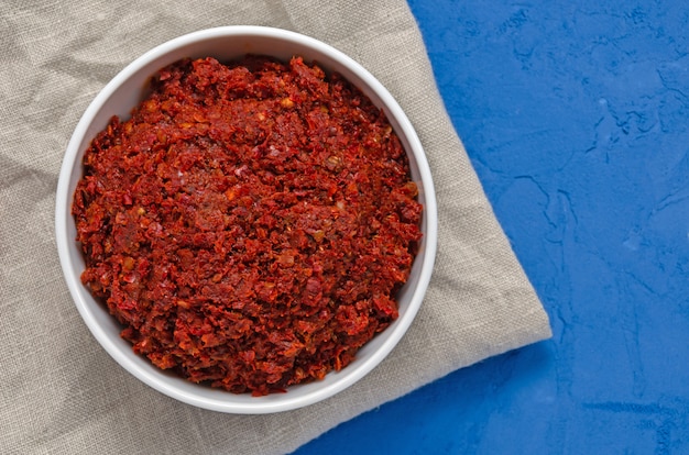 Harissa De Sauce Au Piment Fort Maghrébine Traditionnelle. La Tunisie Et La Cuisine Arabe Adjika Se Bouchent