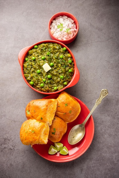 Hariyali green Pav bhaji est une variante d'un pav bhaji traditionnel à base de légumes à feuilles