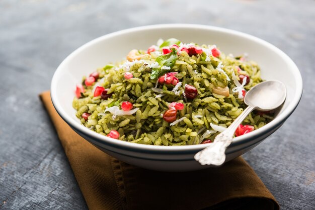 Hariyali Poha, Green Masala Pohe ou riz aplati servi dans un bol, mise au point sélective