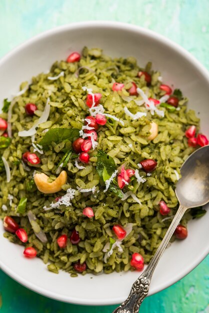 Hariyali Poha, Green Masala Pohe ou riz aplati servi dans un bol, mise au point sélective