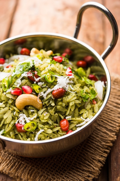 Hariyali Poha, Green Masala Pohe ou riz aplati servi dans un bol, mise au point sélective