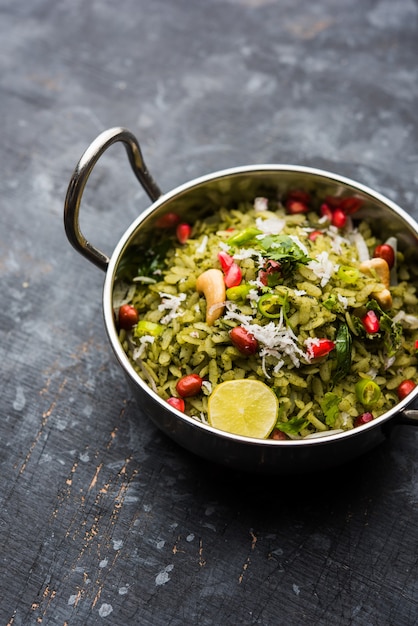 Hariyali Poha, Green Masala Pohe ou riz aplati servi dans un bol, mise au point sélective