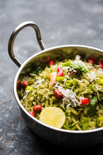 Hariyali Poha, Green Masala Pohe ou riz aplati servi dans un bol, mise au point sélective