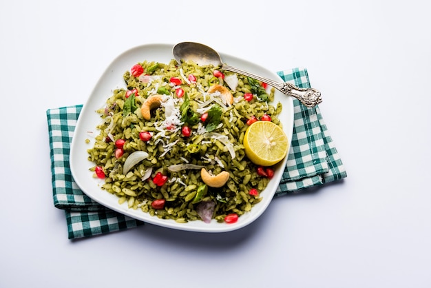 Hariyali Poha, Green Masala Pohe ou riz aplati servi dans un bol, mise au point sélective