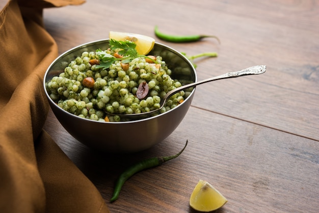 Photo hariyali sabudana khichdi est une délicieuse variante du sagou khichadi ordinaire à base de coriandre, de piments et d'arachides.