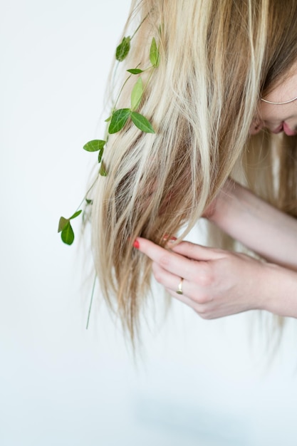 harmonie avec la nature. mode de vie durable respectueux de l'environnement. produits capillaires naturels. fille blonde portant des fleurs dans son updo.