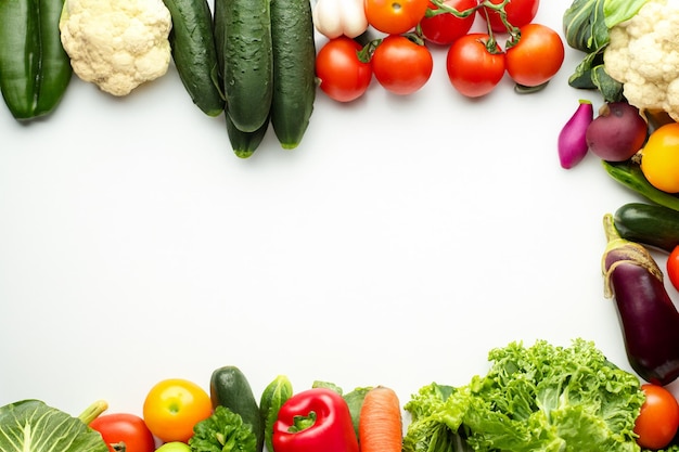 L'harmonie sur toile papier blanc au milieu d'une symphonie de légumes frais créant un visuel