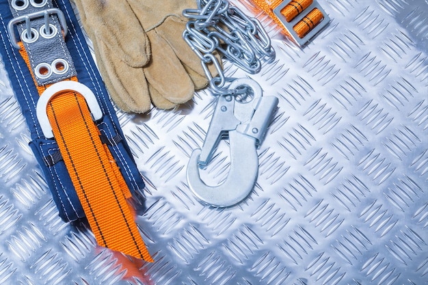 Harnais de sécurité de construction avec gants sur tôle ondulée