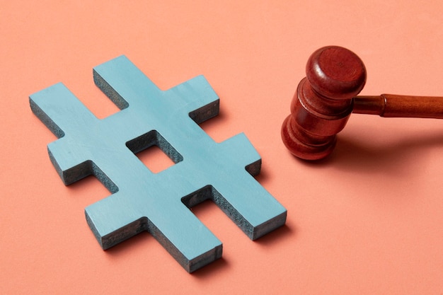 Hashtag et marteau de justice symbolisant les crimes sur Internet