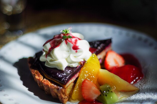 Haskap talt avec des fruits et de la sauce au chocolat