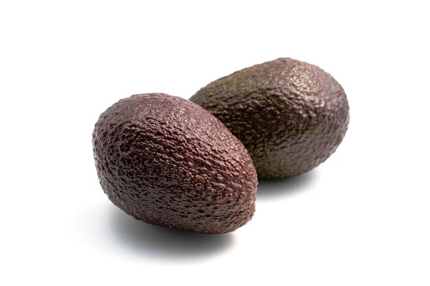 Hass Avocado grade isolé sur blanc