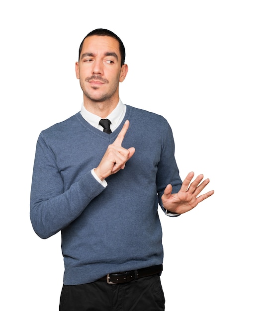 Haughty jeune homme faisant un geste méprisant