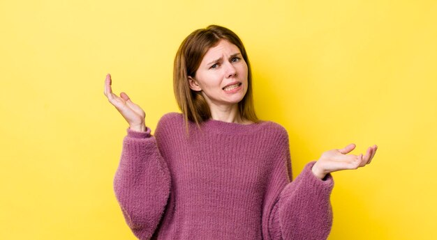 haussant les épaules avec une expression perplexe confuse et stupide, se sentant ennuyé et désemparé