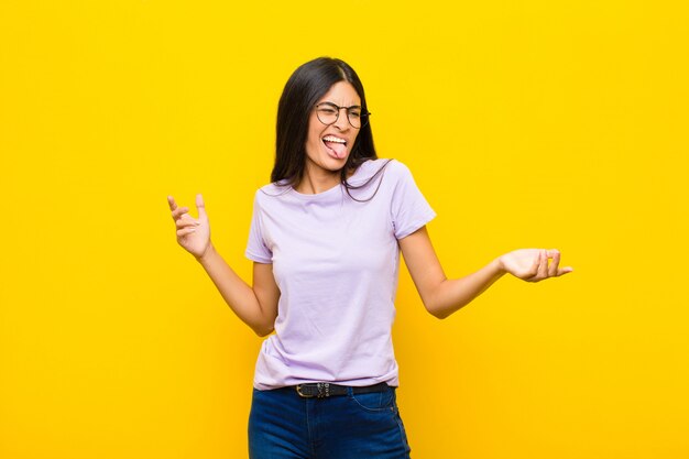 haussant les épaules avec une expression stupide, folle, confuse, perplexe, se sentant agacé et désemparé