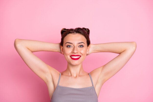 Haut au-dessus de la photo de vue d'angle élevé de fille charmante positive le week-end de mensonge profiter de loisirs porter une bonne tenue isolée sur la couleur rose