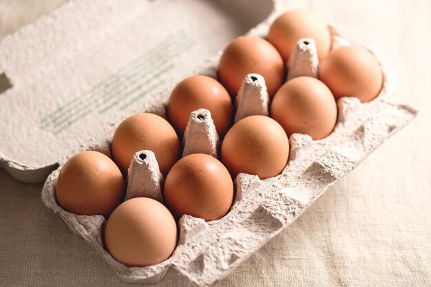 De haut en bas sur une boîte en carton d'oeufs frais