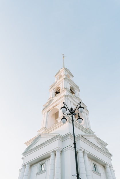 Haut bâtiment blanc de l'église du Christ