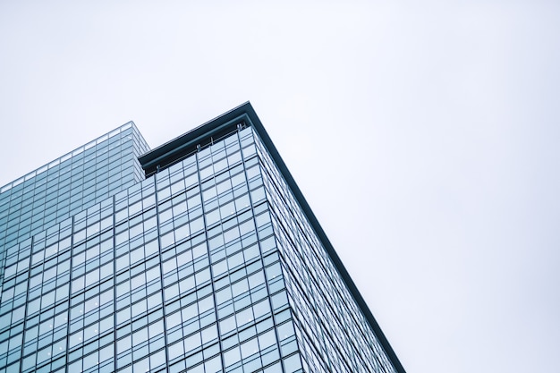 Haut bâtiment de style moderne dans la ville