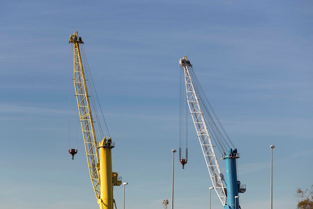 Haut de deux grues portuaires contre le ciel bleu Puerto de Sagunto Valence Espagne