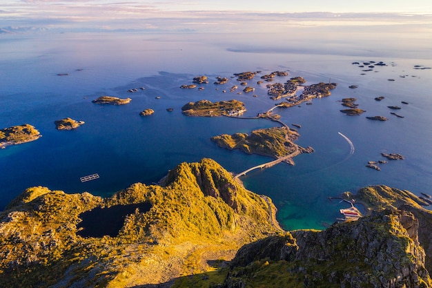 Haut du mont Festvagtinden sur les îles Lofoten en Norvège