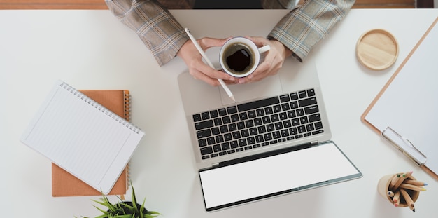 Haut de femme d'affaires tenant une tasse de café