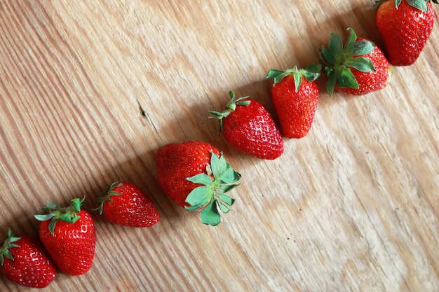 Haut de fraises sur fond de bois