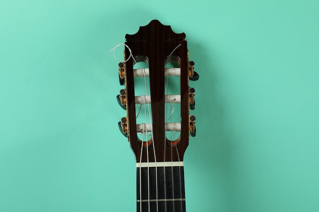 Haut de guitare classique sur fond de menthe, gros plan