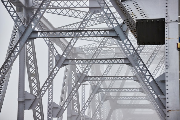 Haut intérieur du vieux pont en acier se fanant dans le matin brumeux