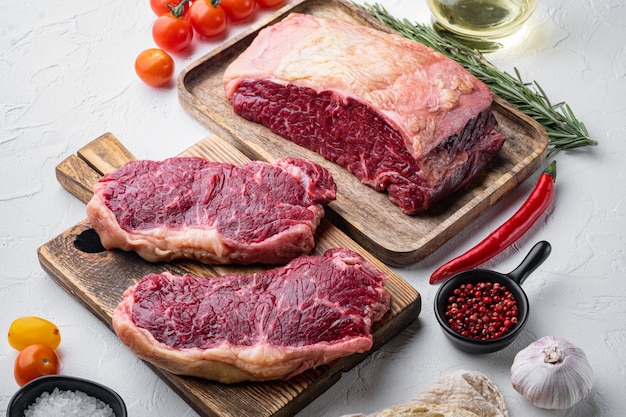 Haut de la longe, coupe de viande de boeuf biologique fraîche, sur table blanche