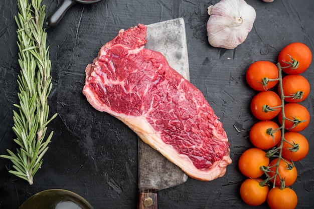 Haut de la longe, viande de bœuf biologique fraîche coupée, sur table noire, vue du dessus