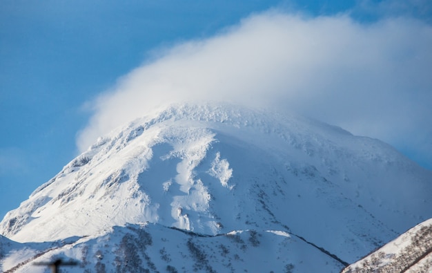 Haut de la montagne dans la neige. Japon. Hakkaydo. Péninsule de Shiretoko. Parc national de Shiretoko.