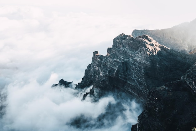 Haut sur une montagne avec une mer de nuages au coucher du soleil