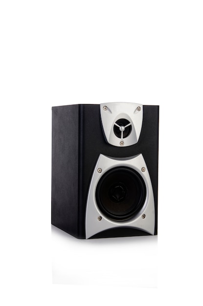 Haut-parleur audio isolé sur fond blanc