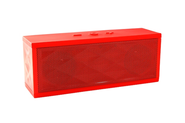 Haut-parleur audio rouge portable isolé sur fond blanc