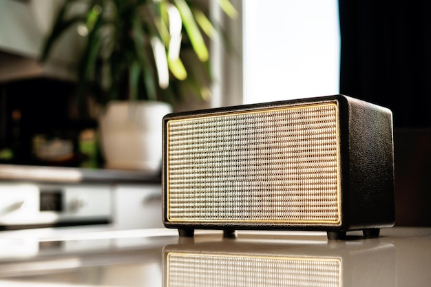 Haut-parleur de musique Récepteur radio Une radio moderne se trouve sur une table blanche dans la cuisine