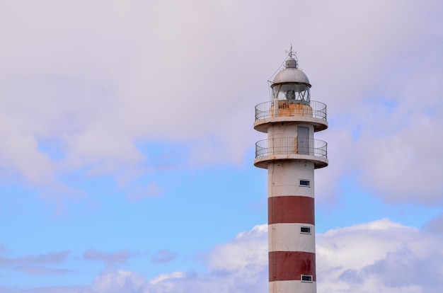 Haut phare près de la côte dans les îles Canaries