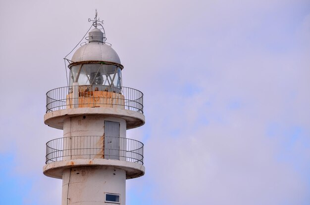 Haut phare près de la côte dans les îles Canaries