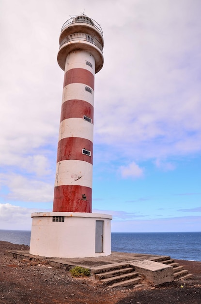 Haut phare près de la côte dans les îles Canaries