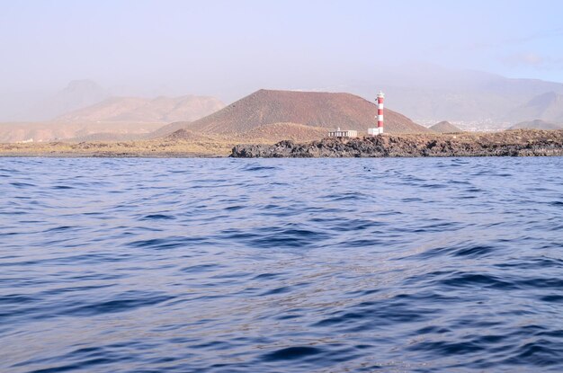 Haut phare près de la côte