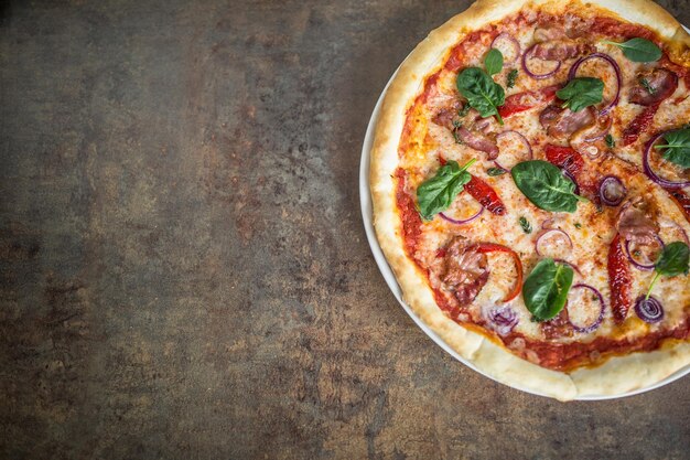 Le haut de la pizza italienne sur la table de la pizzeria