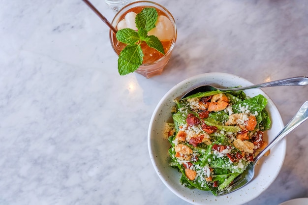 Haut de la salade César avec un verre de glace