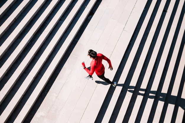 D&#39;en haut sportif sprinter dans les escaliers