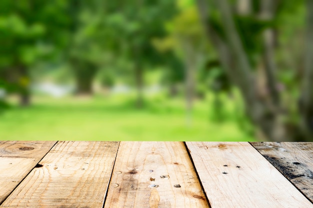 Haut table en bois vide et ensoleillé abstrait flou