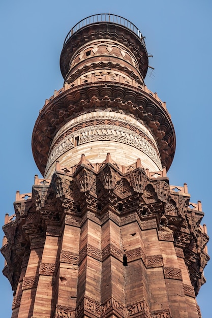 Le haut de la tour Qutub Minar contre le ciel bleu de l'Inde