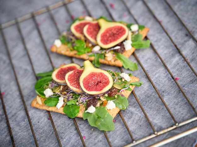 D'en haut des tranches de figues mûres placées sur la table près des feuilles vertes