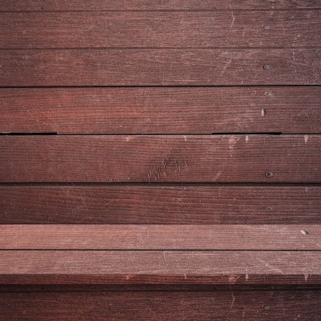 Haut vide Étagères en bois ou table sur fond de mur.