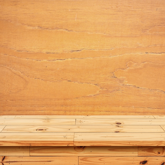 Haut vide Étagères en bois ou table sur fond de mur.