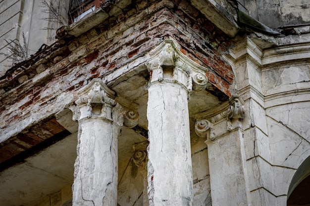 Photo haut de la vieille colonne grecque en ruine