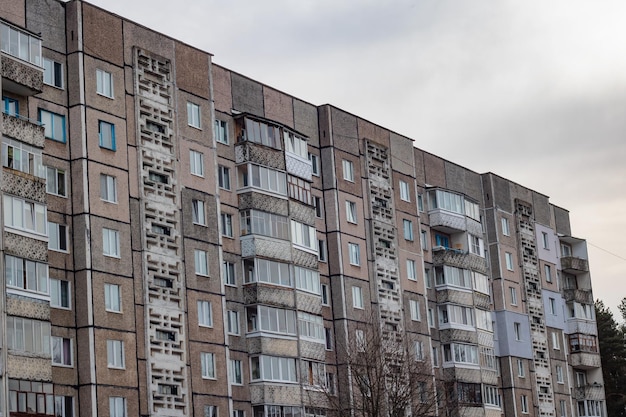 Haut vieux bâtiment résidentiel en Russie se bouchent