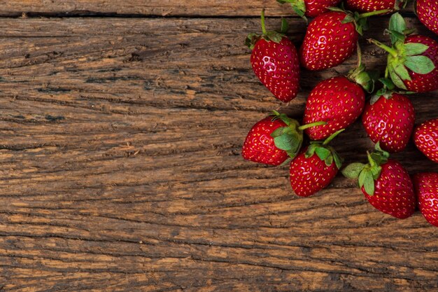 Haut de la vue fraise fraîche sur table en bois